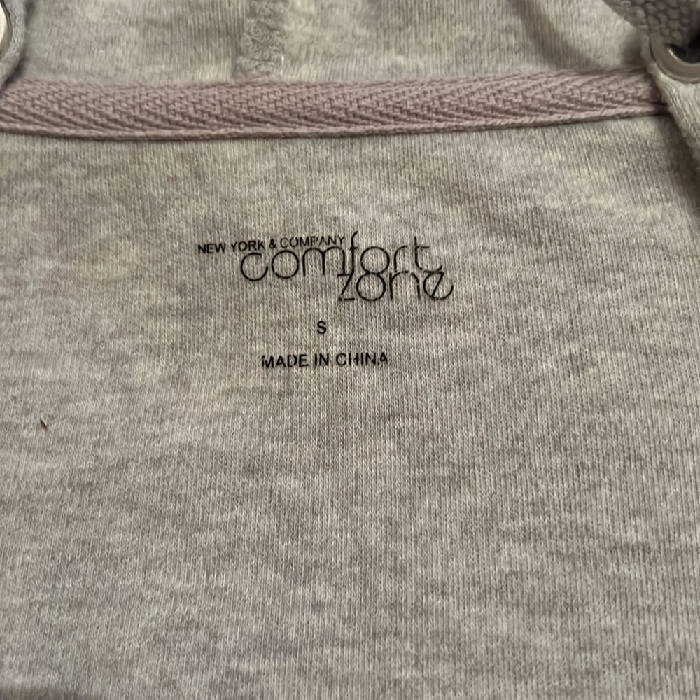 NY&Co Gray short sleeve hooded sweatshirt w/ a extended pocket & low V neck. - Picture 4 of 12